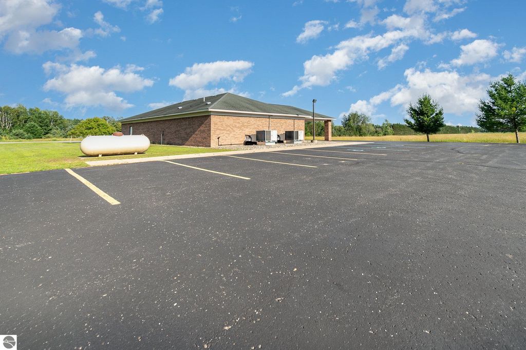 Image 4 of property listing at 4093 M-65, Hale, MI 48739