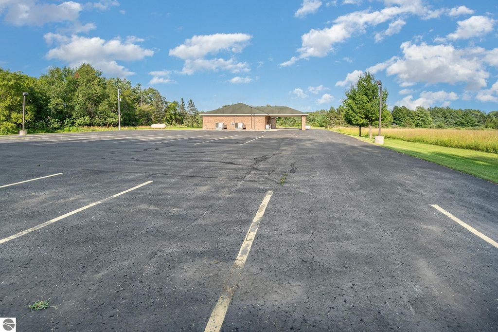 Image 5 of property listing at 4093 M-65, Hale, MI 48739