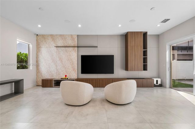 7453 NW 100th Ct, Doral, FL 33178