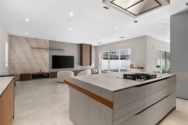 7453 NW 100th Ct, Doral, FL 33178