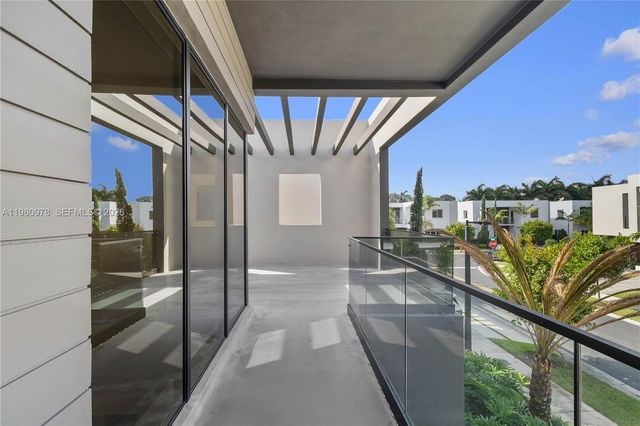 7453 NW 100th Ct, Doral, FL 33178