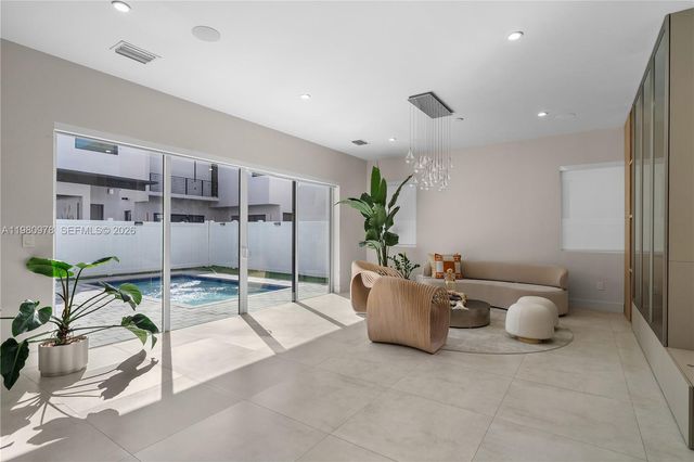 7453 NW 100th Ct, Doral, FL 33178