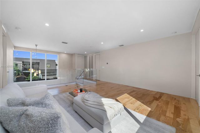 7453 NW 100th Ct, Doral, FL 33178