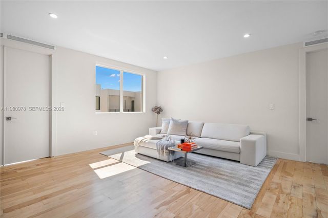 7453 NW 100th Ct, Doral, FL 33178