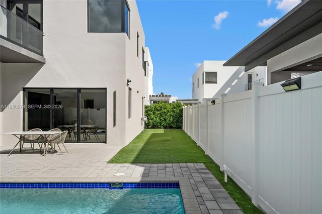 7453 NW 100th Ct, Doral, FL 33178