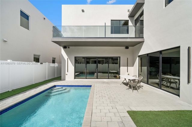 7453 NW 100th Ct, Doral, FL 33178