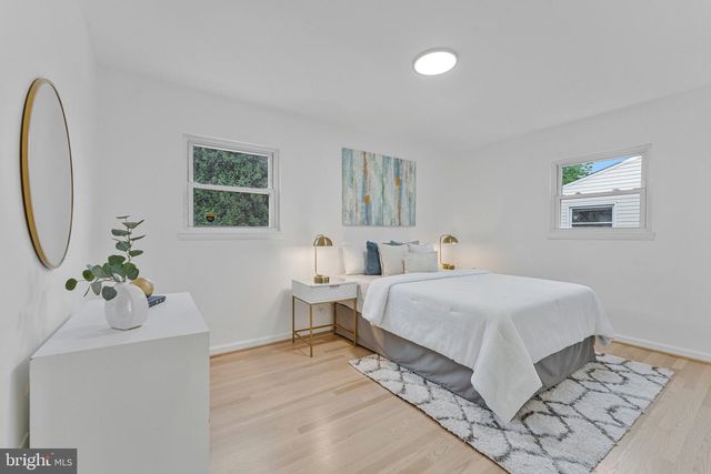 450 E E ST, Purcellville, VA 20132