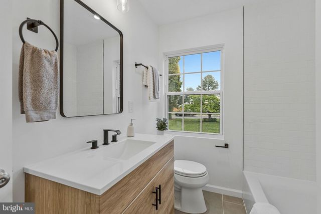 450 E E ST, Purcellville, VA 20132