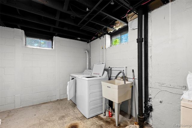 24740 Saxony Avenue, Eastpointe, MI 48021