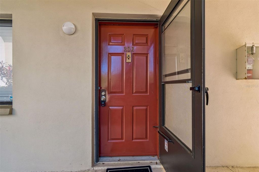 Image 8 of property listing at 3300 FOX CHASE CIRCLE N 202, Palm Harbor, FL 34683