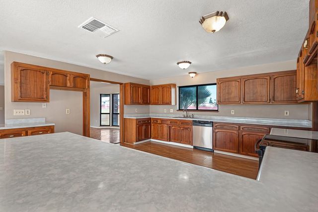 7495 Passalis Ln, Sacramento, CA 95829