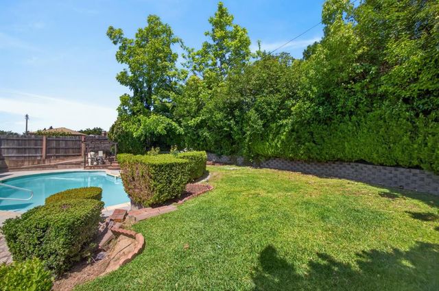 5204 Schuyler Dr, Carmichael, CA 95608