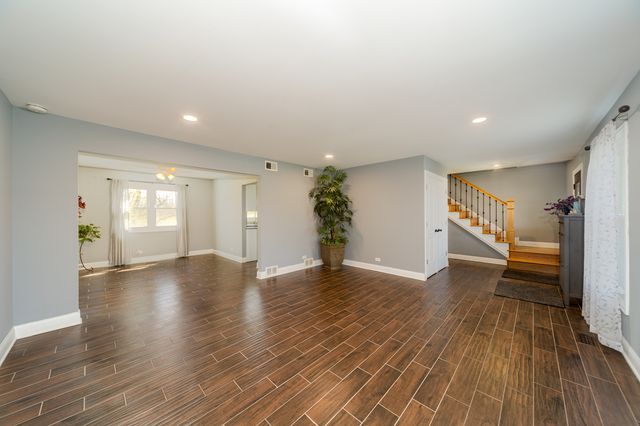 1201 N Scarlet Court, Addison, IL 60101