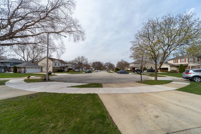 1201 N Scarlet Court, Addison, IL 60101