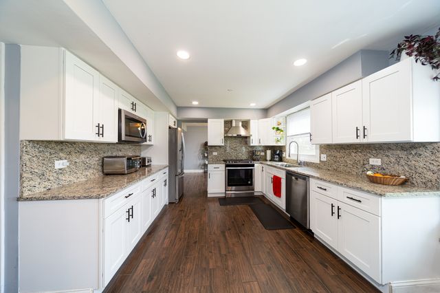 1201 N Scarlet Court, Addison, IL 60101