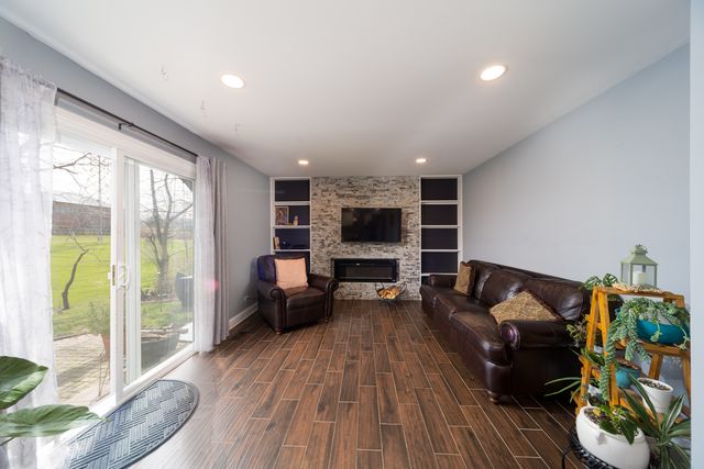 1201 N Scarlet Court, Addison, IL 60101