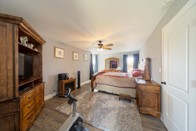 1201 N Scarlet Court, Addison, IL 60101