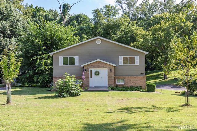 1209 Woodcrest Lane, Hazelwood, MO 63042