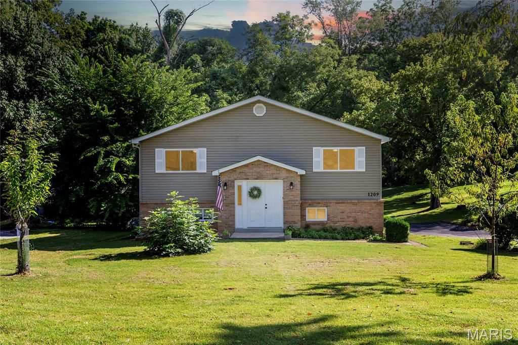 1209 Woodcrest Lane, Hazelwood, MO 63042