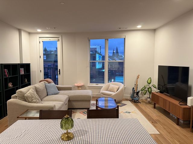 566 Columbus Ave 404, Boston, MA 02118