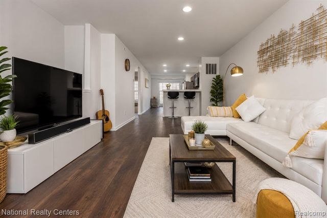 27863 Hopkins Drive, Novi, MI 48377
