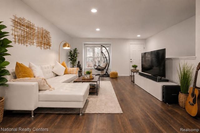27863 Hopkins Drive, Novi, MI 48377