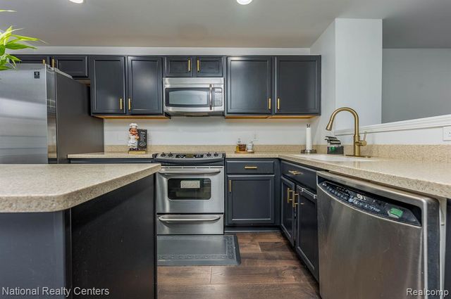 27863 Hopkins Drive, Novi, MI 48377