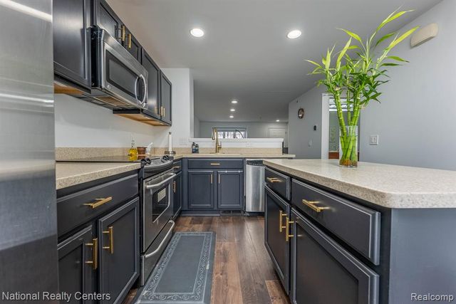 27863 Hopkins Drive, Novi, MI 48377
