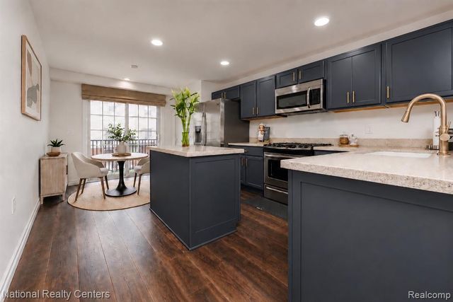 27863 Hopkins Drive, Novi, MI 48377