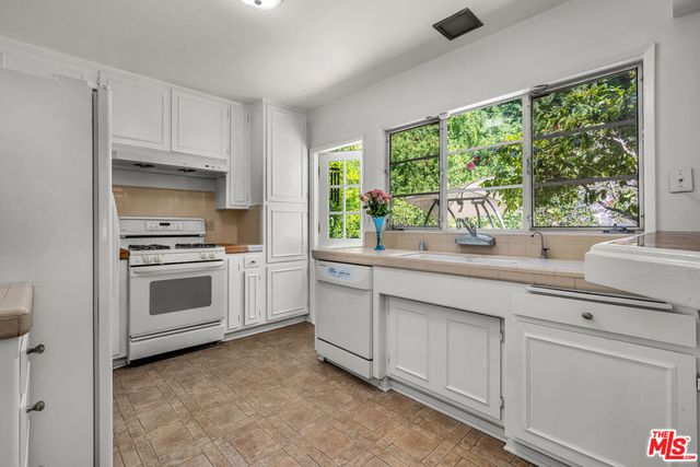 260 N Bundy Drive, Los Angeles, CA 90049