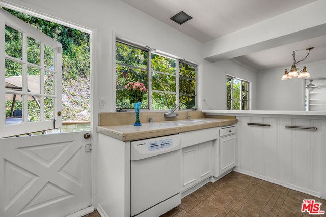 260 N Bundy Drive, Los Angeles, CA 90049