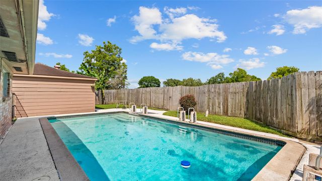 10507 Huntington Way Drive, Houston, TX 77099