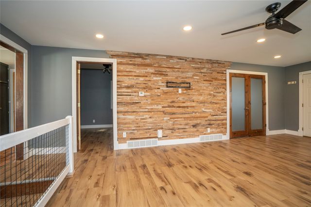 428 S 6th Avenue E, Newton, IA 50208