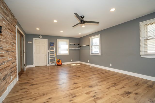 428 S 6th Avenue E, Newton, IA 50208