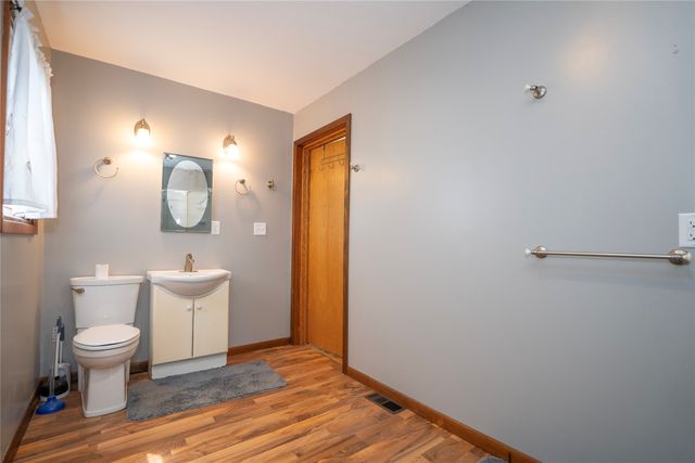 428 S 6th Avenue E, Newton, IA 50208