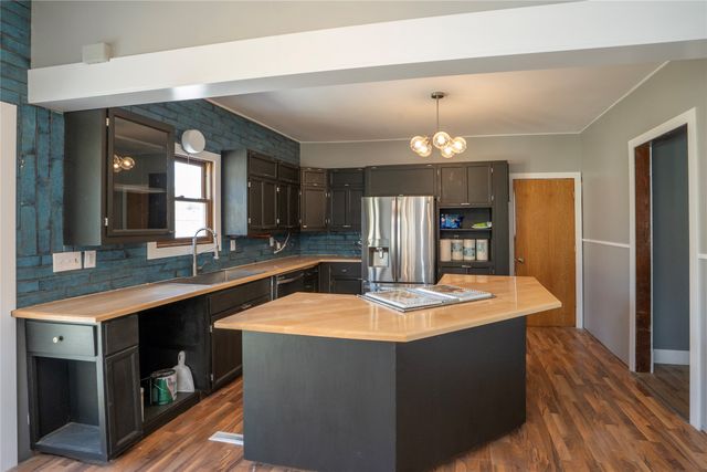 428 S 6th Avenue E, Newton, IA 50208