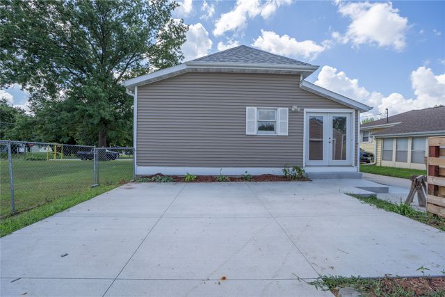 428 S 6th Avenue E, Newton, IA 50208