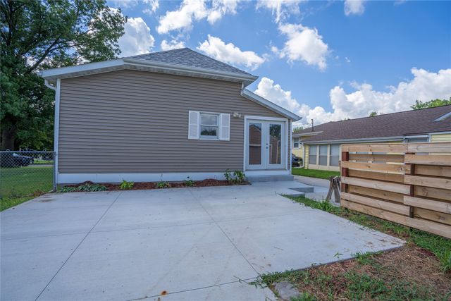 428 S 6th Avenue E, Newton, IA 50208