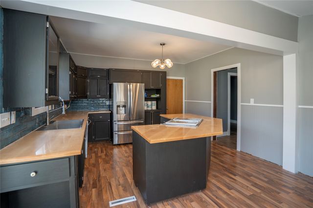 428 S 6th Avenue E, Newton, IA 50208