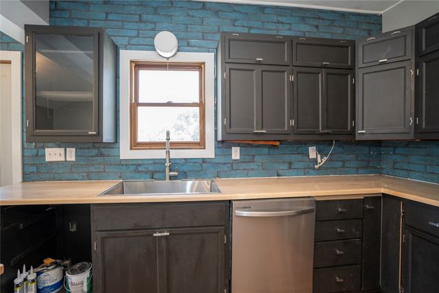 428 S 6th Avenue E, Newton, IA 50208