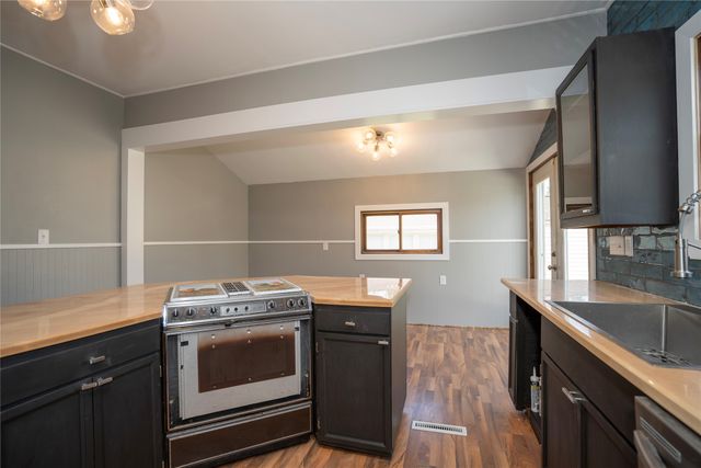 428 S 6th Avenue E, Newton, IA 50208