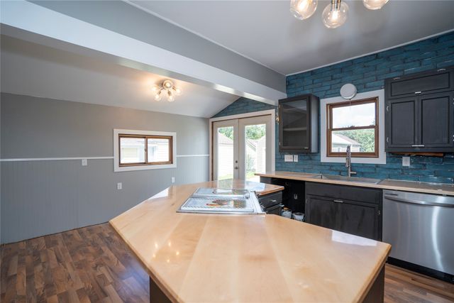 428 S 6th Avenue E, Newton, IA 50208