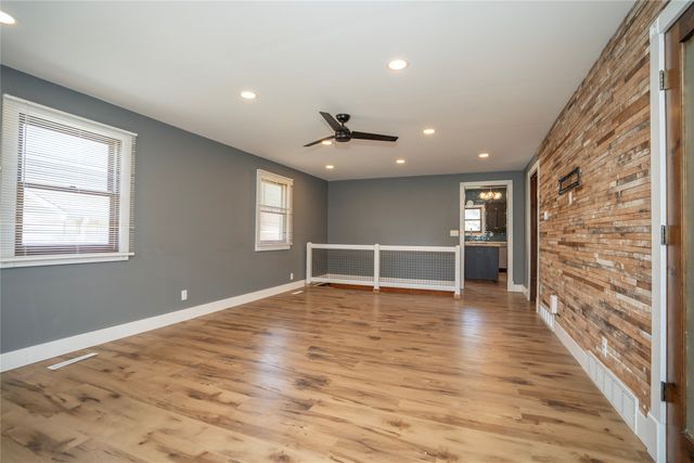 428 S 6th Avenue E, Newton, IA 50208