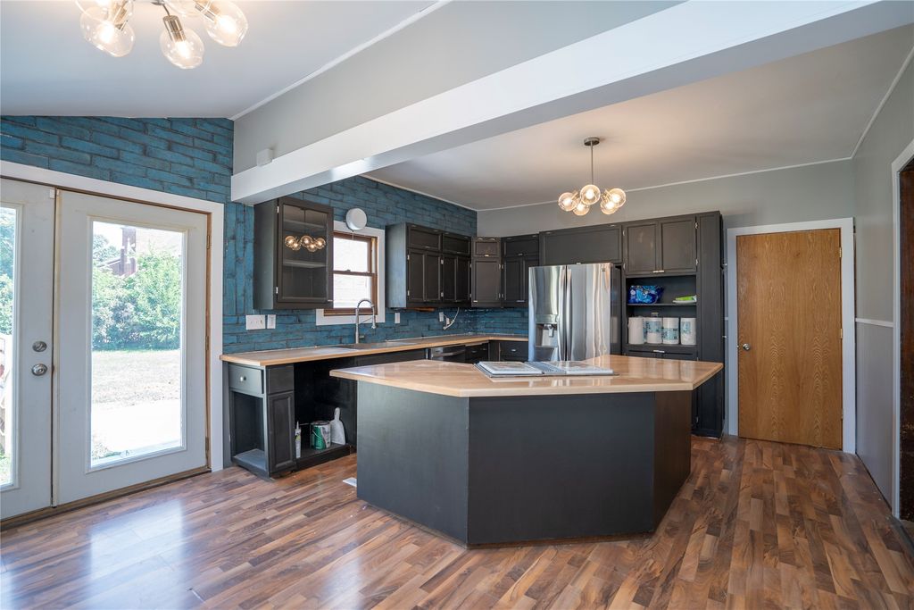 428 S 6th Avenue E, Newton, IA 50208