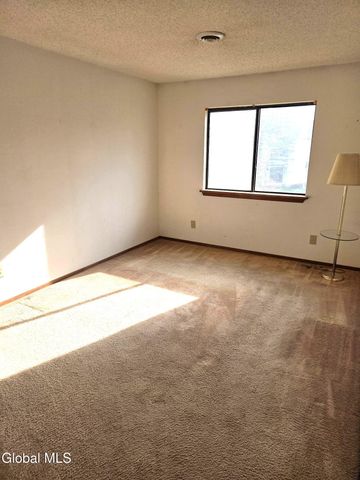 204 Victory Way, Halfmoon, NY 12065