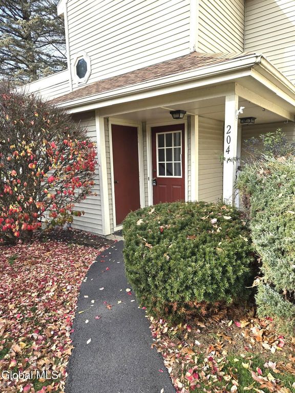 204 Victory Way, Halfmoon, NY 12065