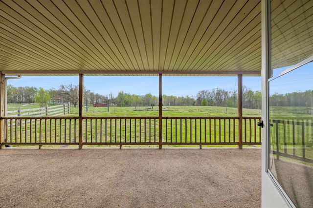 905 Town Branch Rd, Charlotte, TN 37036