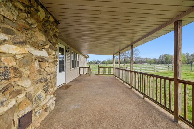 905 Town Branch Rd, Charlotte, TN 37036