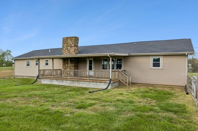 905 Town Branch Rd, Charlotte, TN 37036