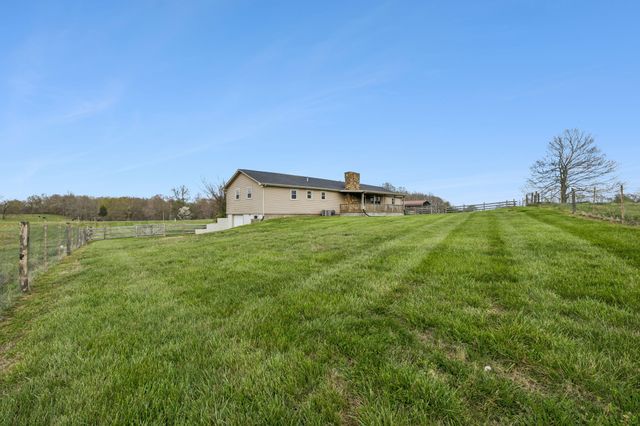 905 Town Branch Rd, Charlotte, TN 37036